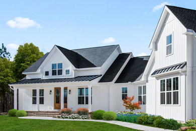 Diseño de fachada de casa blanca y negra campestre grande de una planta con revestimiento de vinilo, tejado a dos aguas, tejado de varios materiales y panel y listón