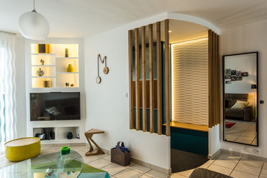 Idée de décoration pour un petit hall d'entrée design avec un mur bleu, moquette, une porte simple, une porte bleue et un sol gris.