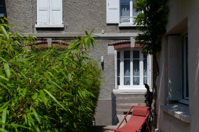 Photo of a mid-sized contemporary deck in Paris.