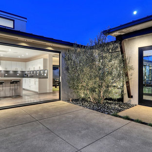 他の地域のモダンスタイルのおしゃれな玄関の写真