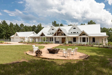 Farmhouse exterior home idea in Houston