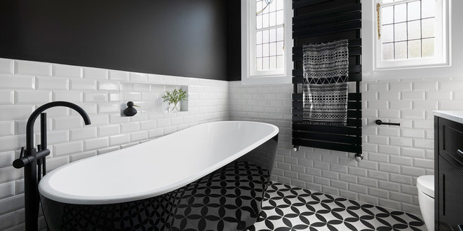Midcenury浴室由smarterBATHROOMS +