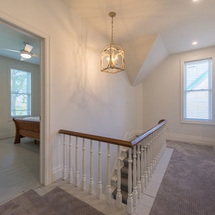 Bild på en mellanstor vintage hall, med vita väggar, målat trägolv och grått golv