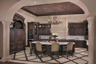 Kitchen - traditional kitchen idea in Phoenix