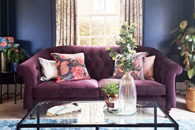 Inspiration pour un grand salon gris et rose victorien fermé avec une salle de réception, un mur bleu, moquette, un poêle à bois, un manteau de cheminée en pierre, un sol gris et du lambris.