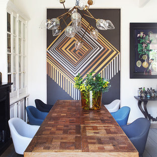 Пример оригинального дизайна: гостиная-столовая в стиле современная классика с белыми стенами, ковровым покрытием и серым полом без камина