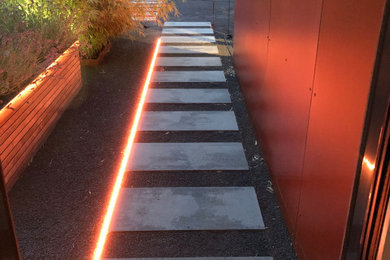 Moderner Garten im Innenhof mit Gehweg und Betonboden in Düsseldorf