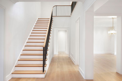 Diseño de escalera recta actual de tamaño medio con escalones de madera, contrahuellas de madera y barandilla de madera