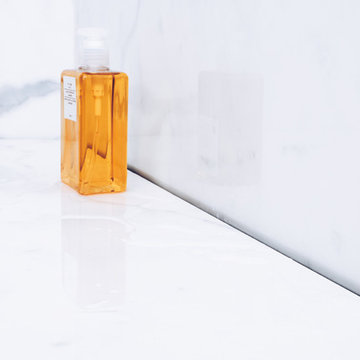 Oh Calacatta! Fugenlose Marmorbäder im hellen Design