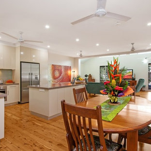 ダーウィンの中サイズのトロピカルスタイルのLDKの画像 (ベージュの壁、淡色無垢フローリング、茶色い床)