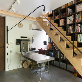 Ejemplo de hall madera y madera, industrial, de tamaño medio, madera, con paredes blancas, suelo de cemento, puerta simple, puerta metalizada, suelo gris y madera