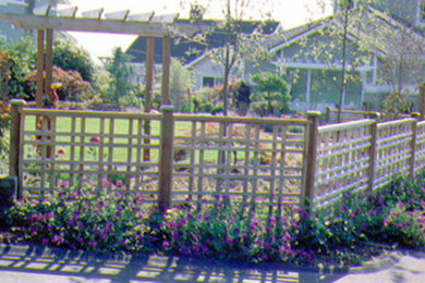 Imagen de jardín clásico de tamaño medio en patio trasero con jardín francés y exposición parcial al sol