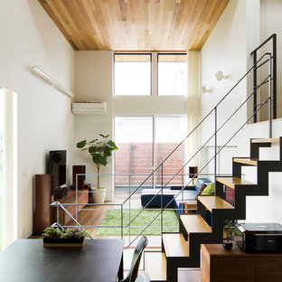 明るい光が降り注ぐ開放感あふれる家