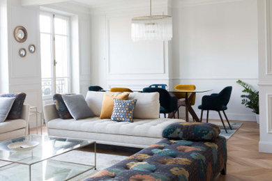 Idée de décoration pour un grand salon blanc et bois tradition ouvert et haussmannien avec un mur blanc, parquet clair, une cheminée standard, un téléviseur indépendant et un sol marron.