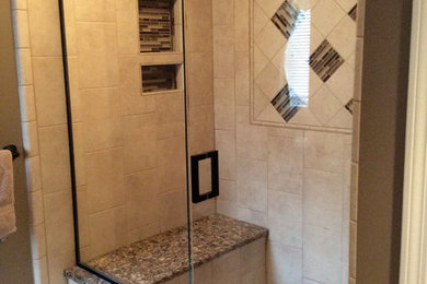 Diseño de cuarto de baño principal clásico renovado grande con ducha empotrada, baldosas y/o azulejos beige, baldosas y/o azulejos de piedra y paredes marrones