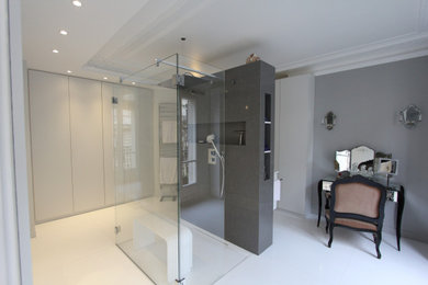Inspiration pour une très grande salle de bain principale traditionnelle avec un placard à porte affleurante, des portes de placard grises, une douche à l'italienne, WC séparés, un mur gris, un sol en marbre, un plan vasque, un plan de toilette en quartz, un sol blanc, aucune cabine, un plan de toilette blanc, un banc de douche, meuble double vasque, meuble-lavabo encastré et un plafond décaissé.