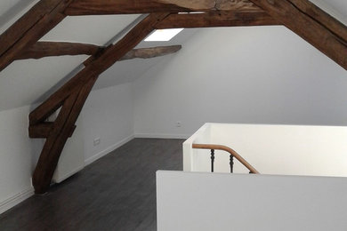 Idées déco pour une grande chambre d'amis classique avec un mur blanc, un sol en linoléum et un sol gris.