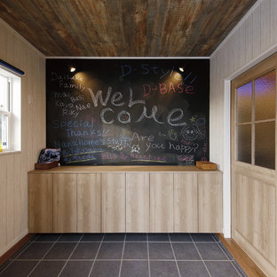 他の地域のミッドセンチュリースタイルのおしゃれな玄関ホール (ベージュの壁、グレーの床) の写真