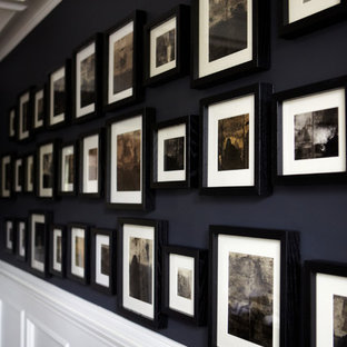 Cette photo montre une très grande maison chic.