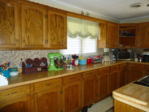 painting a wooden kitchen table white