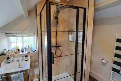 Modelo de cuarto de baño infantil ecléctico de tamaño medio con ducha esquinera y ducha con puerta con bisagras