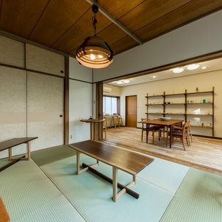 Kleines Asiatisches Esszimmer ohne Kamin mit weißer Wandfarbe, Tatami-Boden und grünem Boden in Sonstige