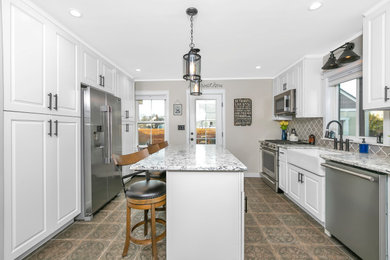 Kitchen - farmhouse kitchen idea in New York