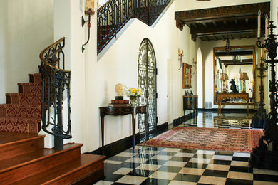 Example of a tuscan entryway design in Los Angeles