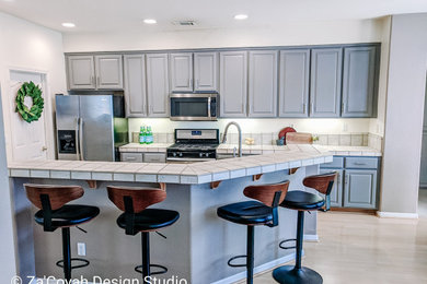 サクラメントにあるお手頃価格のトランジショナルスタイルのおしゃれなキッチン (シングルシンク、落し込みパネル扉のキャビネット、グレーのキャビネット、シルバーの調理設備) の写真