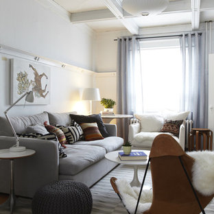 Diseño de salón cerrado, nórdico, de tamaño medio, con paredes blancas