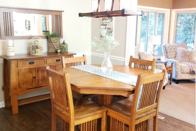 Cottage dining room photo in Grand Rapids
