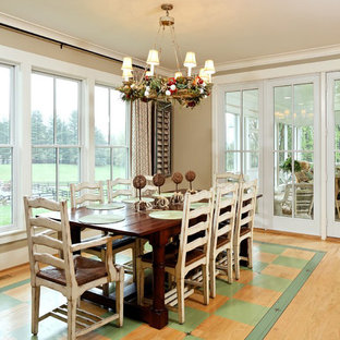 Inspiration för klassiska kök med matplatser, med beige väggar, ljust trägolv och grönt golv