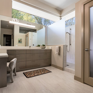 Idee per una stanza da bagno padronale contemporanea di medie dimensioni con ante lisce, ante grigie, vasca giapponese, zona vasca/doccia separata, piastrelle bianche, piastrelle in gres porcellanato, pareti beige, pavimento in gres porcellanato, lavabo sottopiano, top in quarzo composito, pavimento grigio, porta doccia a battente, top bianco e WC monopezzo