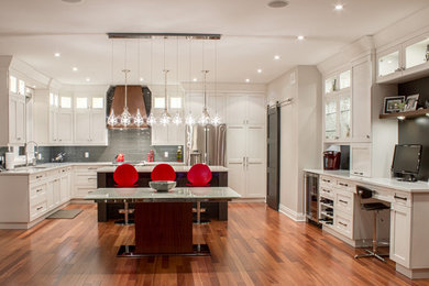 Transitional kitchen photo in Montreal