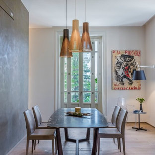 カターニア／パルレモの中サイズのコンテンポラリースタイルのLDKの画像 (グレーの壁、茶色い床、無垢フローリング)