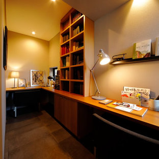 他の地域の大きいモダンスタイルのおしゃれな書斎 (グレーの壁、セラミックタイルの床、暖炉なし、造り付け机、グレーの床) の写真
