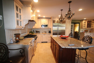 Kitchen - traditional kitchen idea in New York