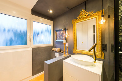 Kleines Modernes Duschbad mit flächenbündigen Schrankfronten, weißen Schränken, bodengleicher Dusche, grauer Wandfarbe, hellem Holzboden, Aufsatzwaschbecken, Mineralwerkstoff-Waschtisch, braunem Boden und weißer Waschtischplatte in Düsseldorf