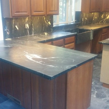 Cinza Verde Kitchen with Soapstone Tiles