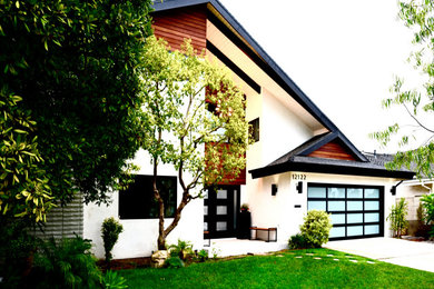 オレンジカウンティにあるミッドセンチュリースタイルのおしゃれな家の外観の写真