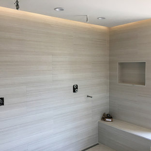 Foto de cuarto de baño principal, asiático, de tamaño medio, con armarios tipo mueble, puertas de armario de madera clara, bañera exenta, ducha doble, sanitario de dos piezas, baldosas y/o azulejos grises, baldosas y/o azulejos de cerámica, paredes grises, suelo de baldosas de porcelana, lavabo encastrado, encimera de cuarcita, suelo multicolor y ducha con puerta con bisagras