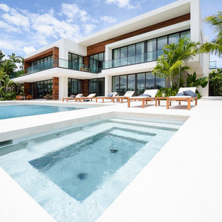 マイアミのモダンスタイルのおしゃれなプールの写真