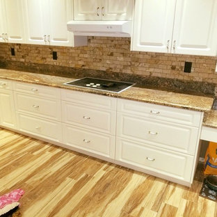 Mittelgroße Moderne Küche in L-Form mit Vorratsschrank, Doppelwaschbecken, Granit-Arbeitsplatte und Kücheninsel in Tampa