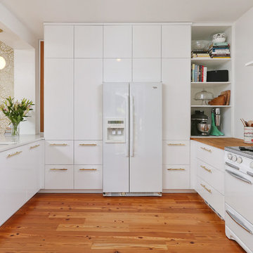 Graduate Hospital, Philadelphia: Retro Details in Sleek Modern Kitchen Addition