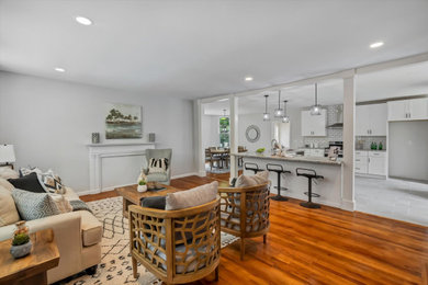 Example of a country living room design in St Louis