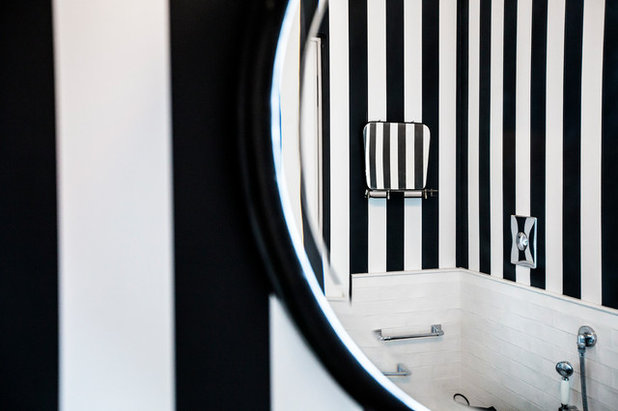 8 motivi per amare il bianco e il nero, anche in un (piccolo) bagno Piastrelle a righe verticali