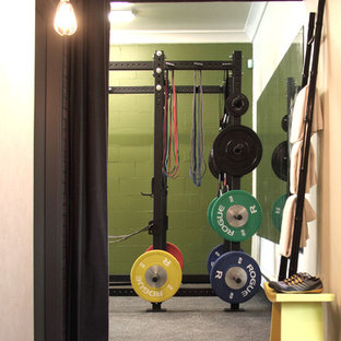 カルガリーの小さいコンテンポラリースタイルのおしゃれなトレーニングルーム (緑の壁) の写真