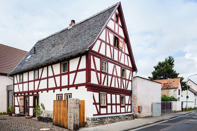 フランクフルトにある高級な中くらいなミッドセンチュリースタイルのおしゃれな家の外観 (アドベサイディング) の写真