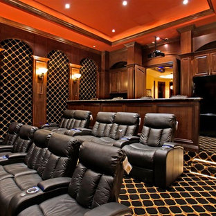 Modelo de cine en casa cerrado, mediterráneo, con moqueta, pantalla de proyección y suelo multicolor