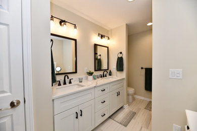 インディアナポリスにあるミッドセンチュリースタイルのおしゃれな浴室の写真